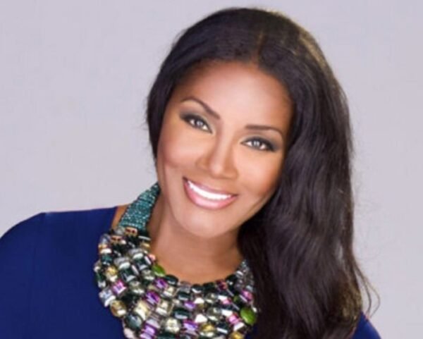 Dr. Juanita Bynum announces that mother Katherine Bynum has passed.