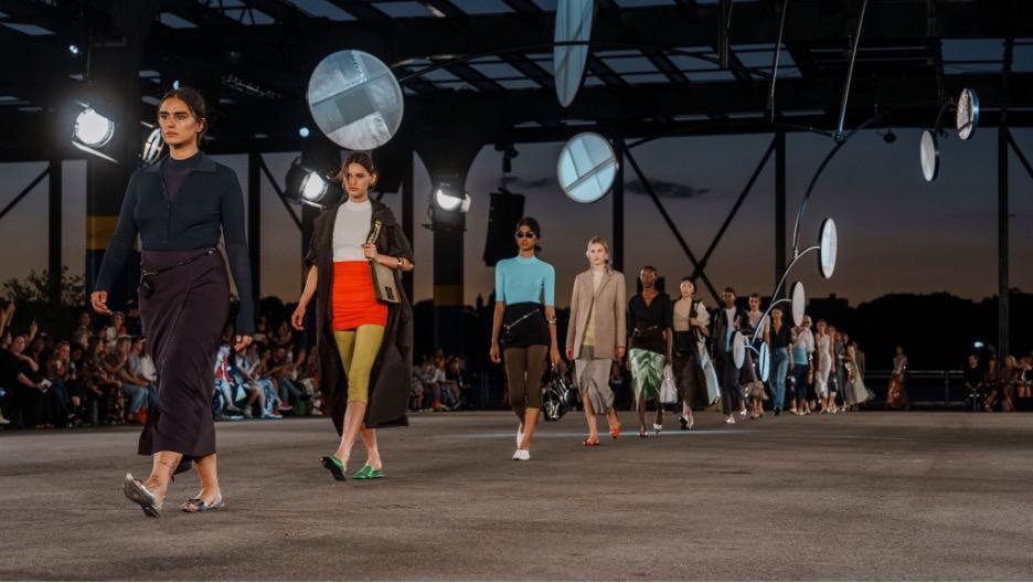 Tory Burch Spring 2023 Collection “Back to the 90’s”